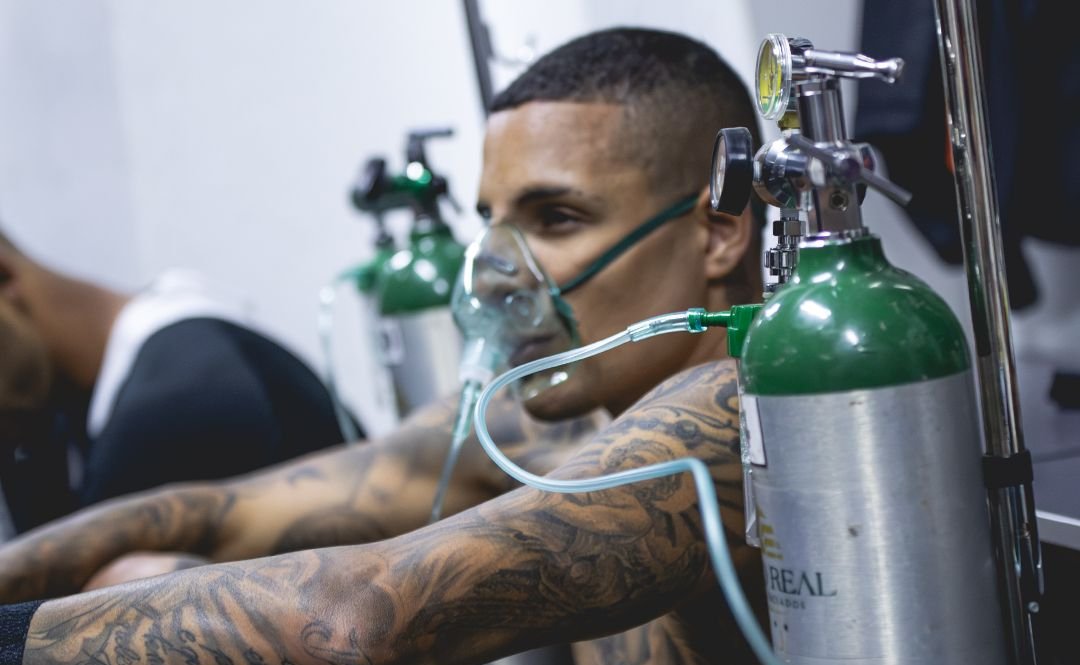 Arana, do Atlético, com máscara de oxigênio depois de empate com o Bolívar (foto: Divulgação/Atlético)