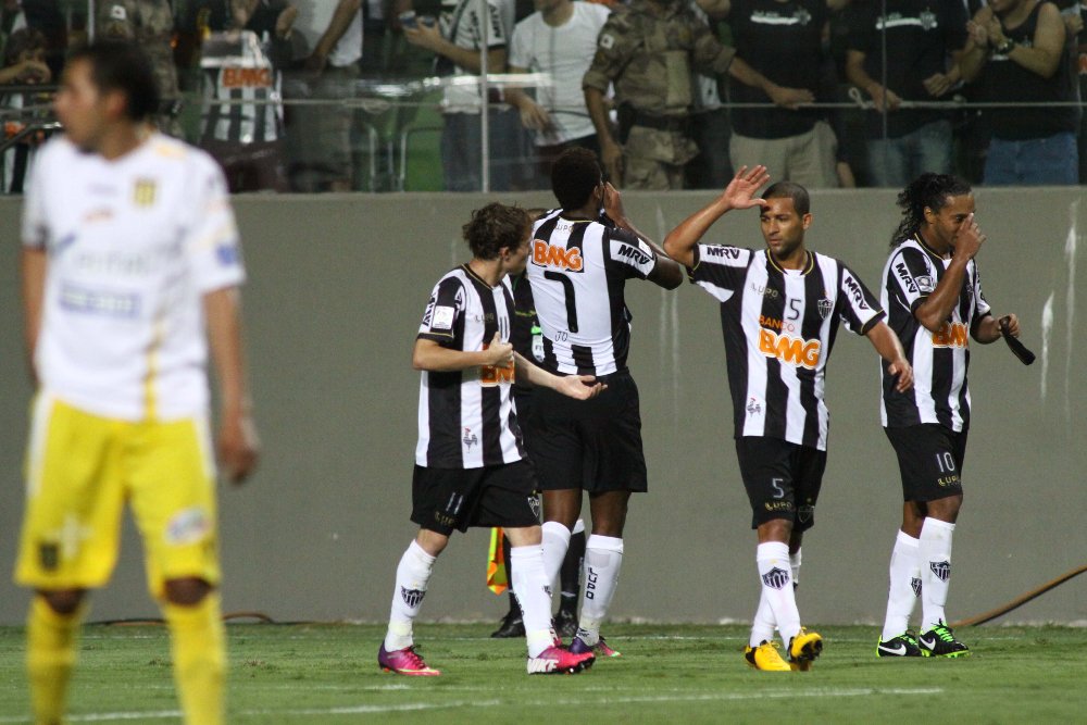 Jogadores do Atlético comemoram gol sobre o The Strongest (foto: Rodrigo Clemente/EM/D.A Press)