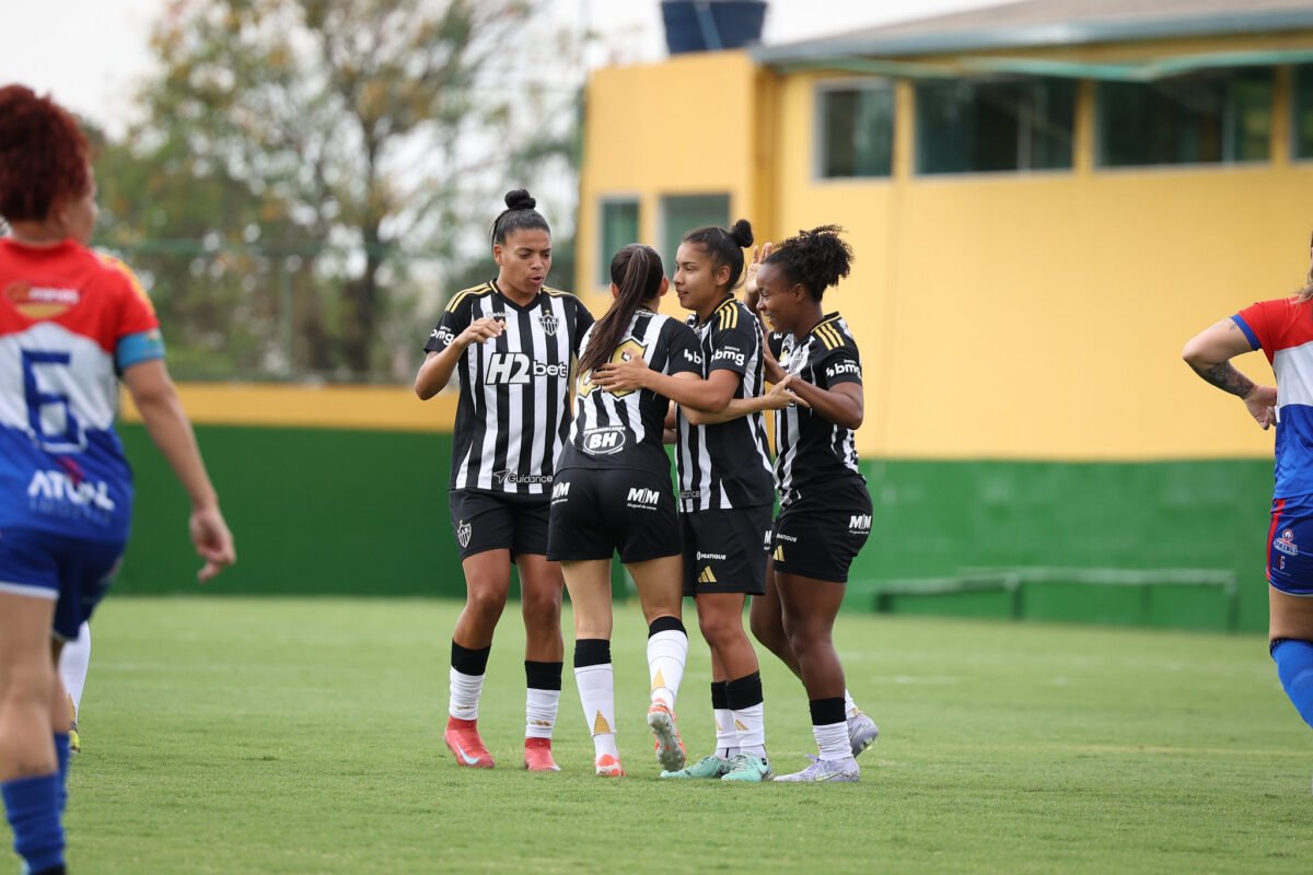 Jogadoras do Atlético comemoram gol contra o Valadares (foto: Daniela Veiga / Atlético)