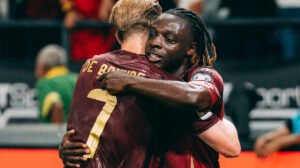 De Bruyne e Doku se abraçam em comemoração de gol da Bélgica - Crédito: 