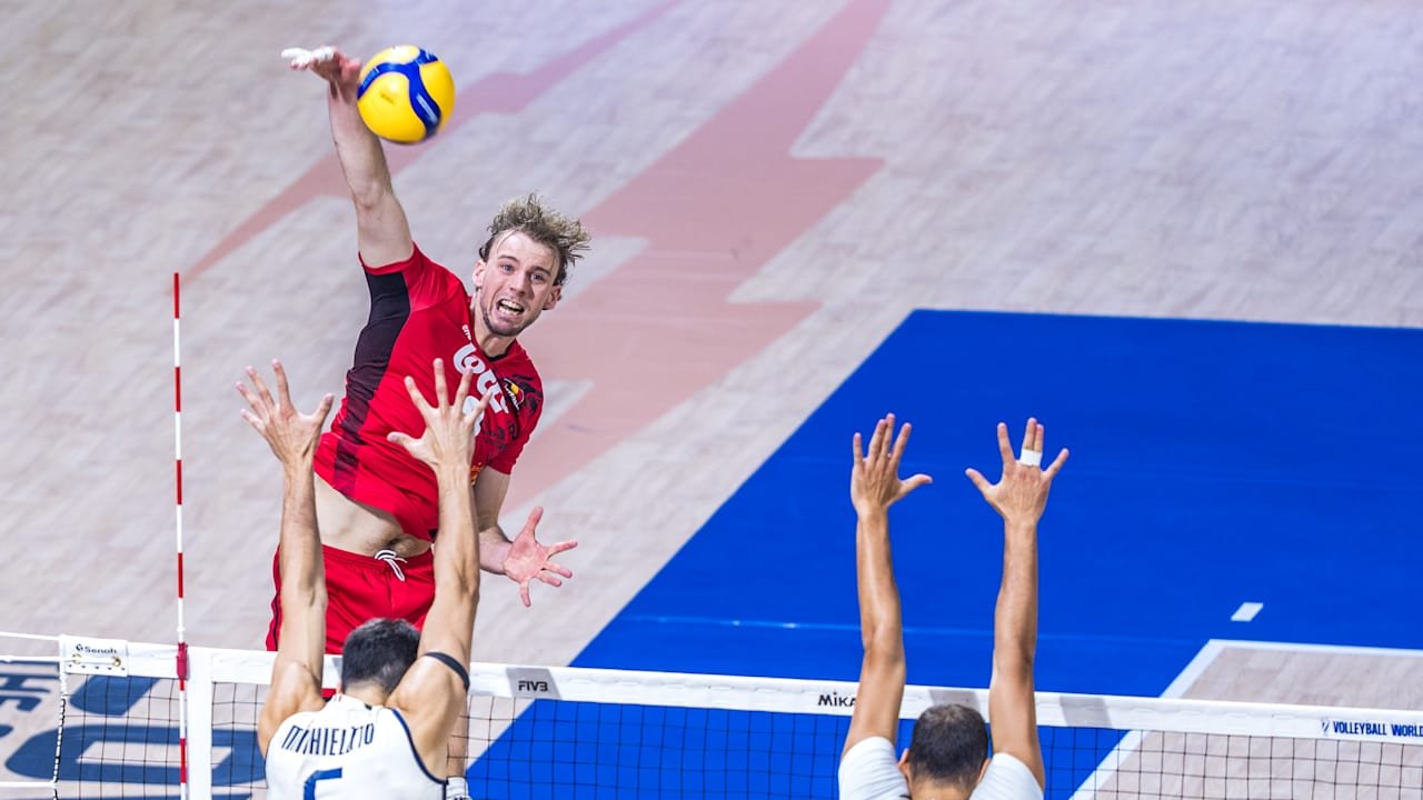 Ferre Reggers sobe para atacar (foto: Divulgação/FIVB)