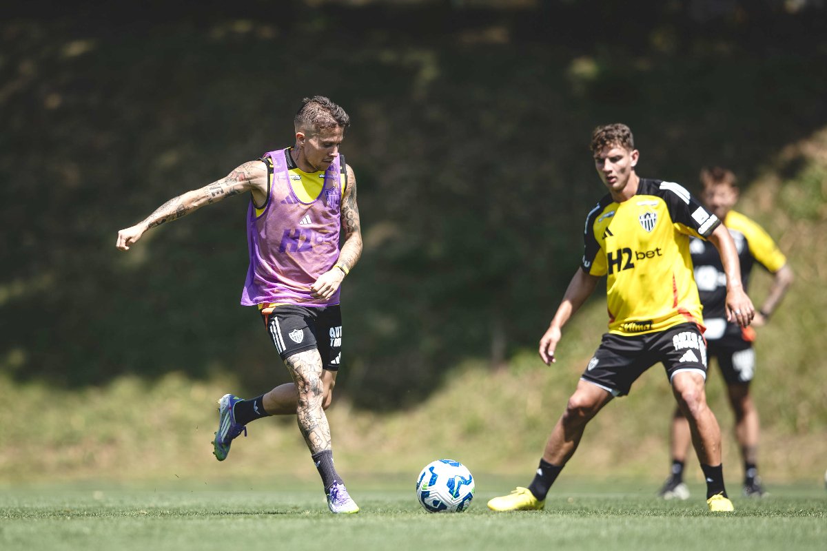 Bernard conduz a bola durante treinamento do Atlético na Cidade do Galo (10/9/2025) (foto: Pedro Souza/Atlético)