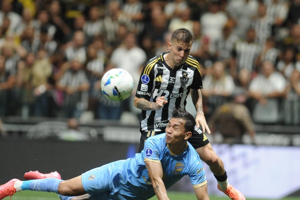 Momento em que Bernard cabeceia para fazer o gol da vitória do Atlético sobre o Bolívar (foto: Alexandre Guzanshe/EM/D.A. Press)