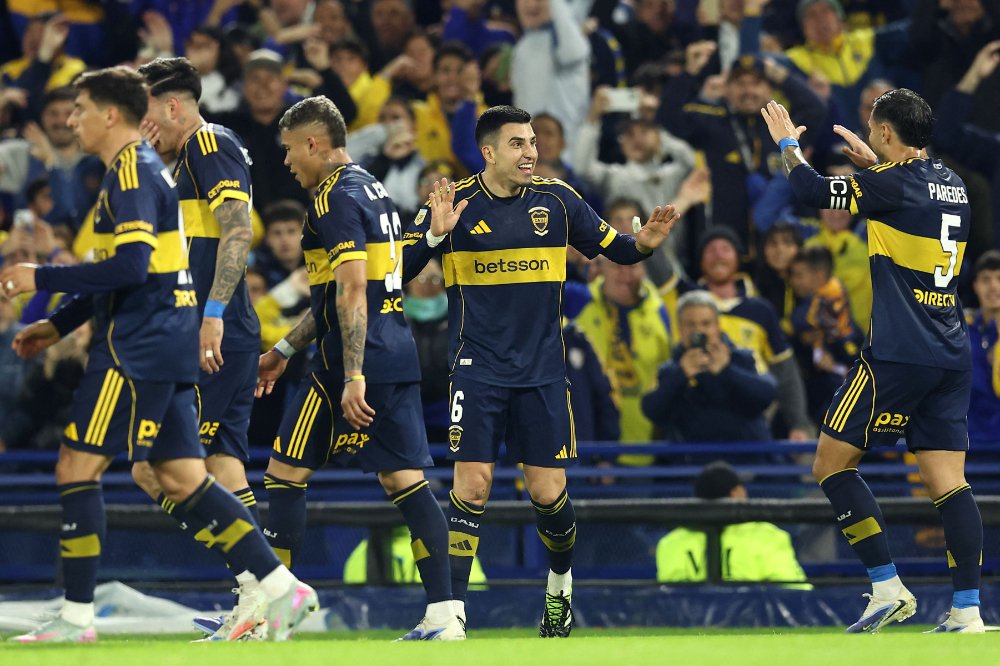 Battaglia comemora gol pelo Boca Juniors ao lado dos companheiros (foto: ALEJANDRO PAGNI / AFP)