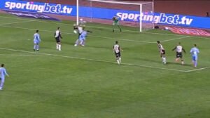 Lance do pênalti de Lyanco em Bolívar x Atlético - Crédito: 