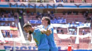 Echeverría comemora com companheiro gol que deu a vitória ao Bolívar dias antes de decisão contra Atlético - Crédito: 