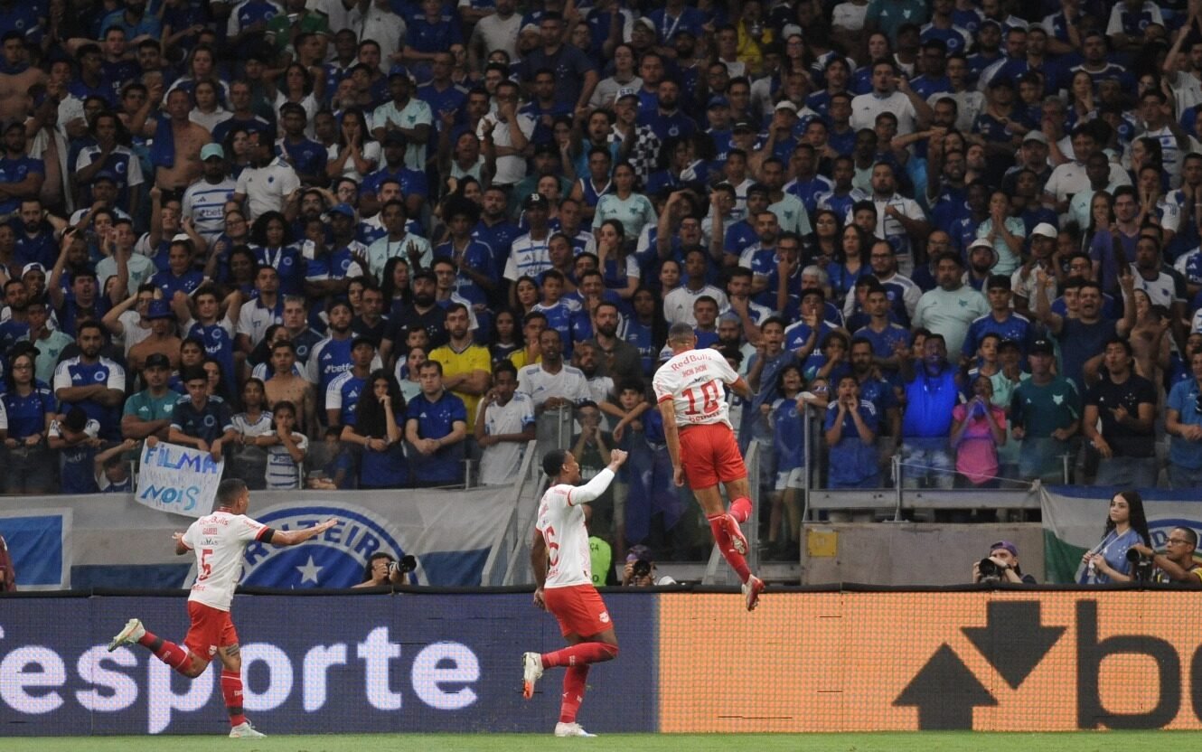 Jogadores do Bragantino comemoram gol contra o Cruzeiro (foto: Alexandre Guzanshe/EM/D.A Press)