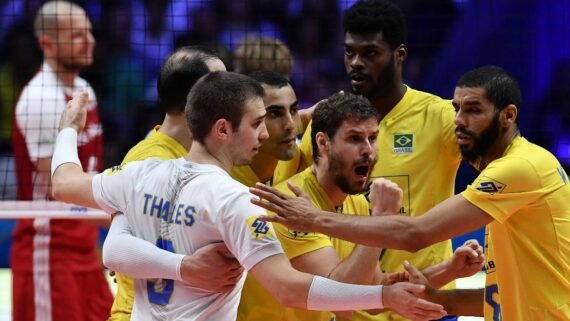 Bruninho ao lado dos campeoes olímpicos Walace e Douglas Souza, do líbero Thales e do central Isac (foto: MARCO BERTORELLO/AFP)