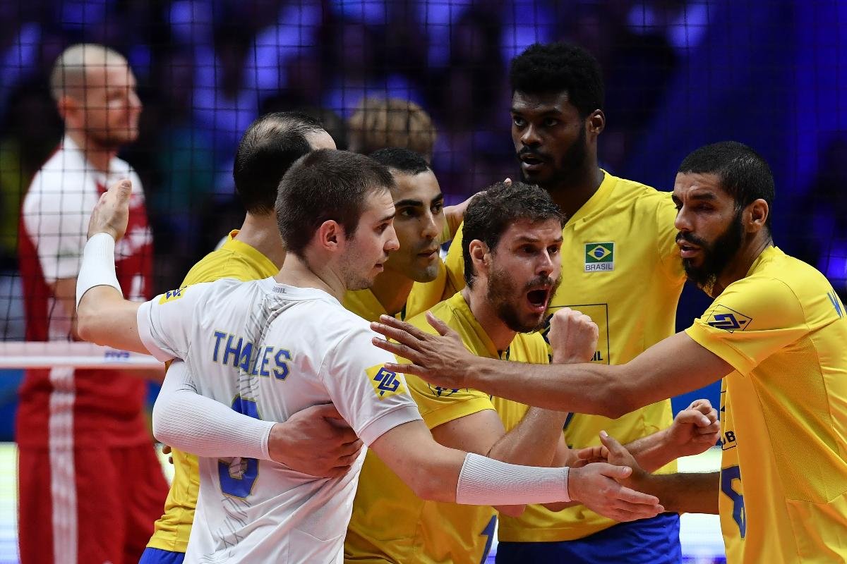 Bruninho ao lado dos campeoes olímpicos Walace e Douglas Souza, do líbero Thales e do central Isac (foto: MARCO BERTORELLO/AFP)