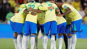 Jogadores do Brasil reunidos antes do jogo contra o Chile - Crédito: 
