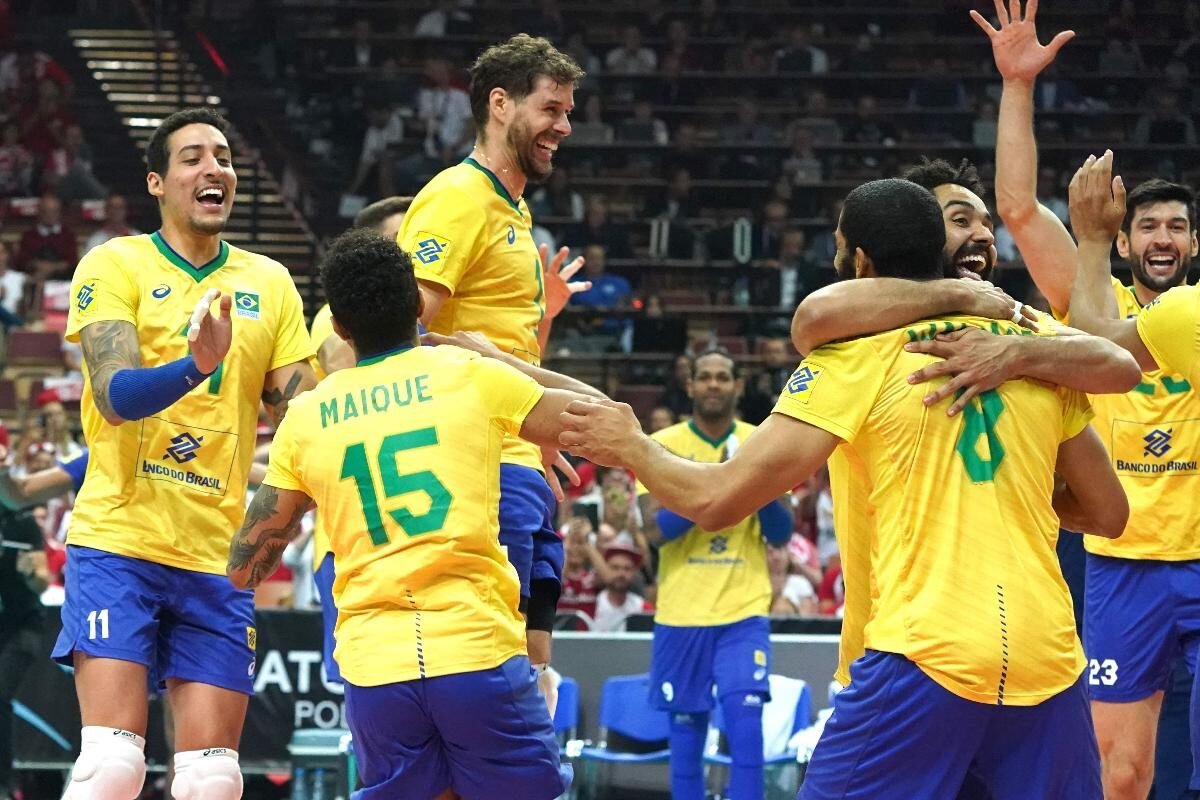 Jogadoras do Brasil comemoram bronze no Mundial Masculino de vôlei de 2022 (foto: JANEK SKARZYNSKI/AFP)