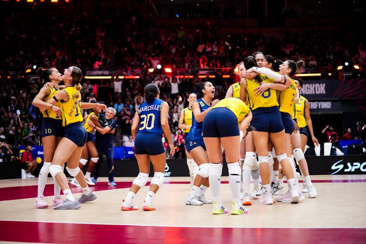 Seleção Brasileira Feminina de Vôlei comemora bronze no Mundial (foto: Divulgação/FIVB)