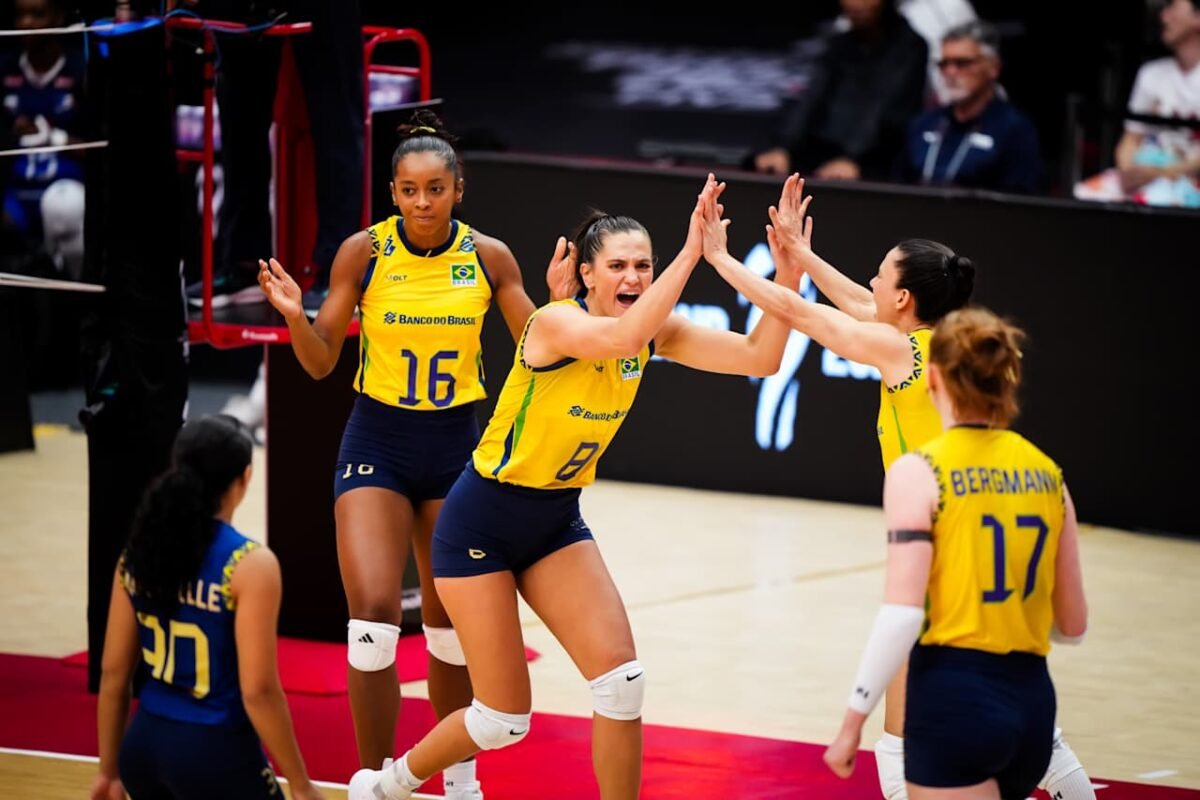 Jogadoras do Brasil comemoram ponto no Mundial Feminino de Vôlei (foto: Divulgação/FIVB)