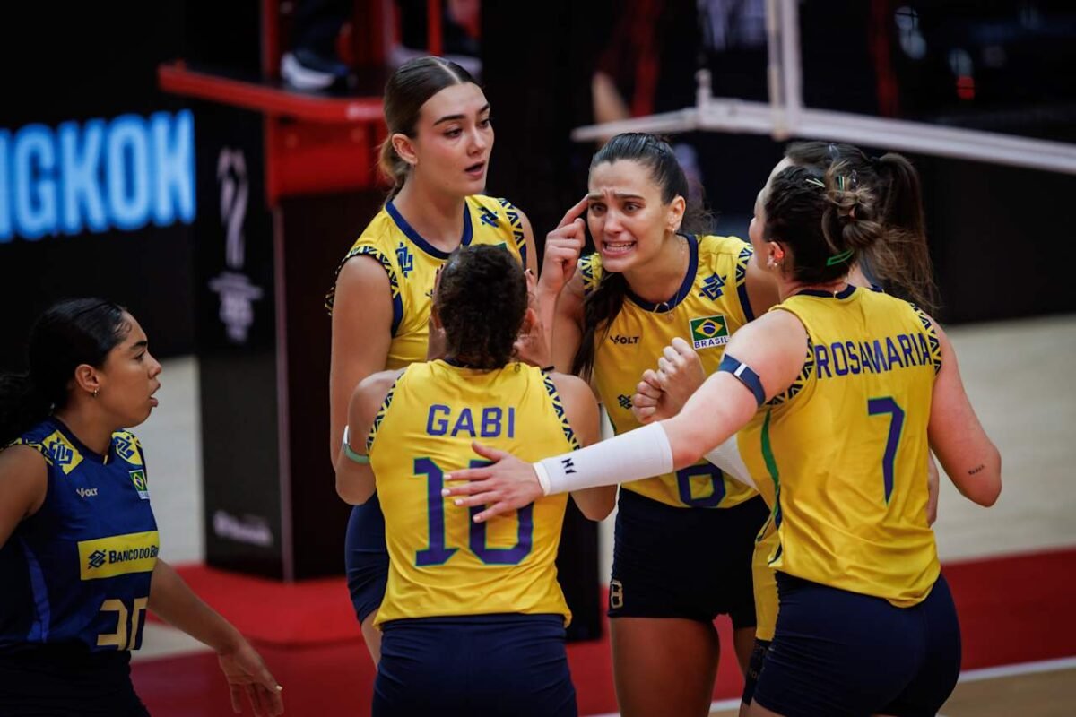 Brasil comemora ponto no Mundial Feminino de Vôlei (foto: Divulgação/FIVB)
