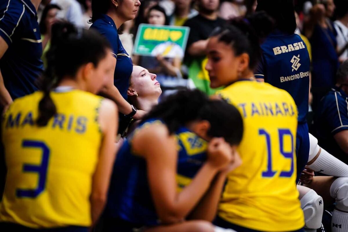 Jogadoras da Seleção Brasileira lamentam eliminação na semifinal do Mundial de Vôlei (foto: Divulgação/FIVB)