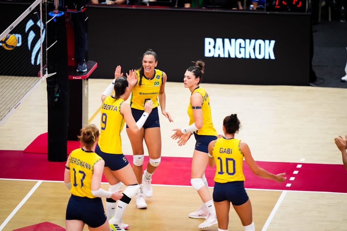 Brasil comemora ponto no Mundial Feminino de Vôlei (foto: Divulgação/FIVB)