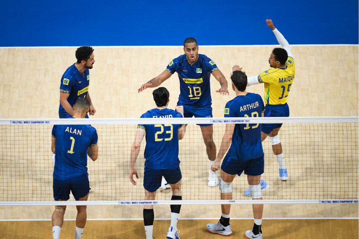 Brasil comemora ponto no Mundial Masculino de Vôlei (foto: Divulgação/FIVB)