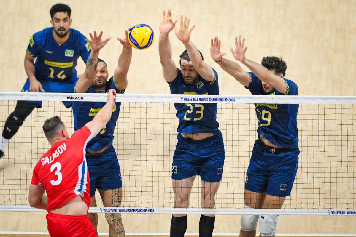 Bloqueio triplo formado por Alan, Flávio e Arthur Bento para ataque de Galabov durante Brasil x Tchéquia, no Mundial Masculino de Vôlei (foto: Divulgação/FIVB)