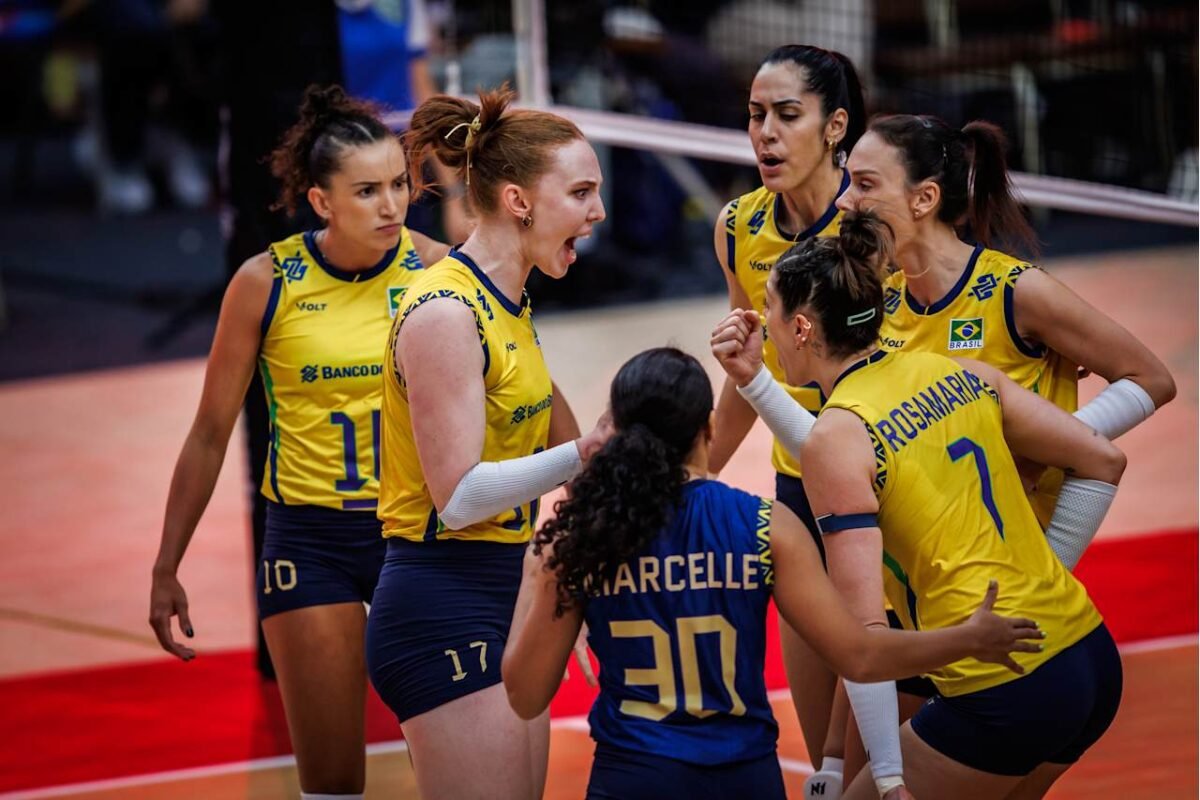 Brasil comemora ponto no Mundial Feminino de Vôlei (foto: Divulgação/FIVB)