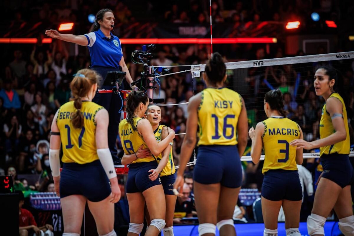 Jogadoras do Brasil comemoram ponto no Mundial Feminino de Vôlei (foto: Divulgação/FIVB)
