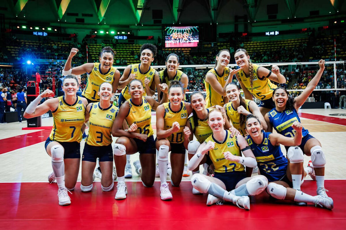 Jogadoras do Brasil comemoram vitória no Mundial Feminino de Vôlei (foto: Divulgação/FIVB)