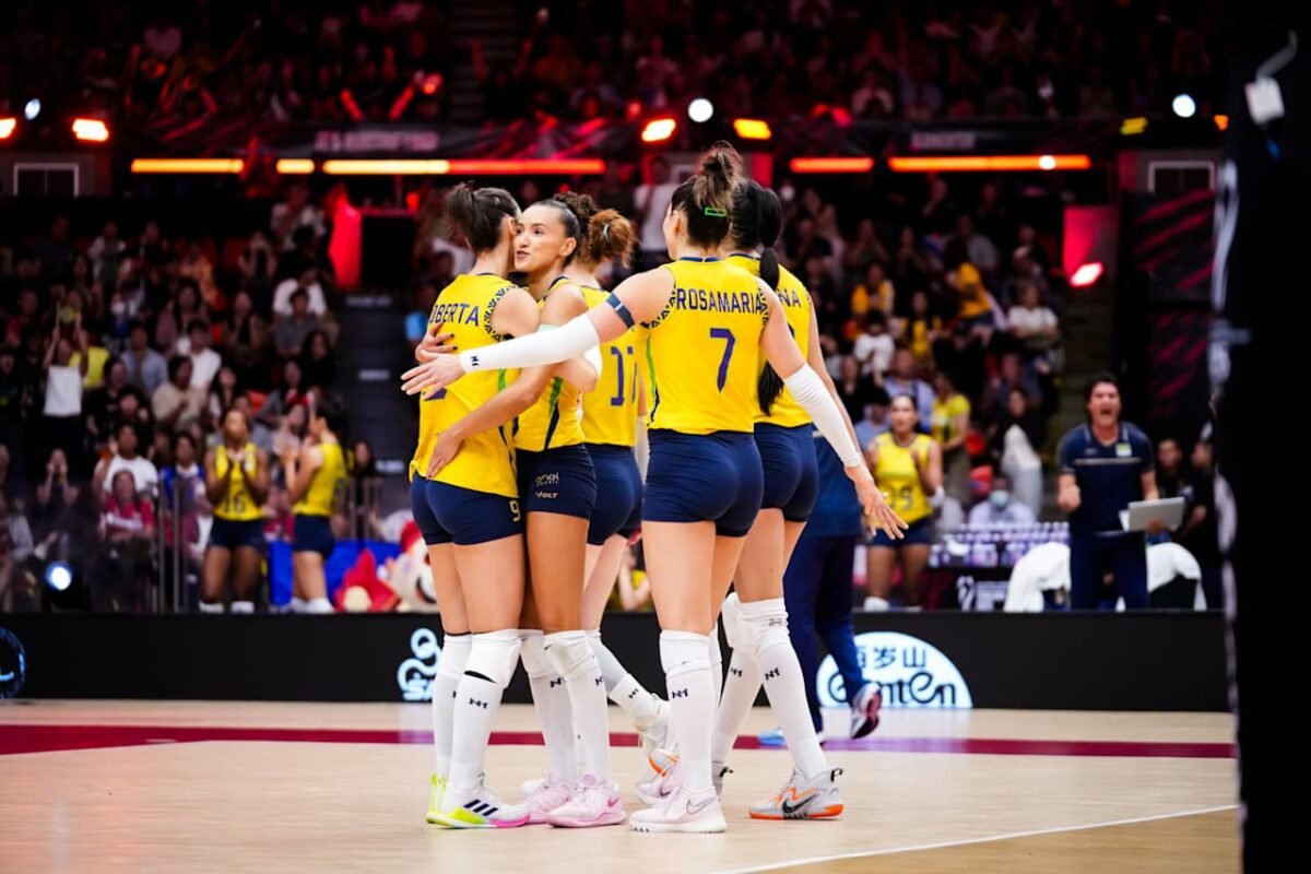 Brasil comemora ponto no Mundial Feminino de Vôlei (foto: Divulgação/FIVB)