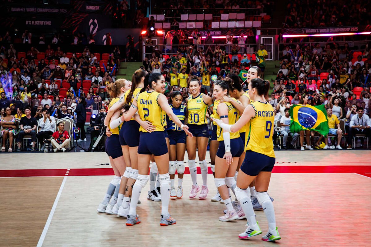 Brasil comemora classificação para as quartas de final do Mundial Feminino de Vôlei (foto: Divulgação/FIVB)