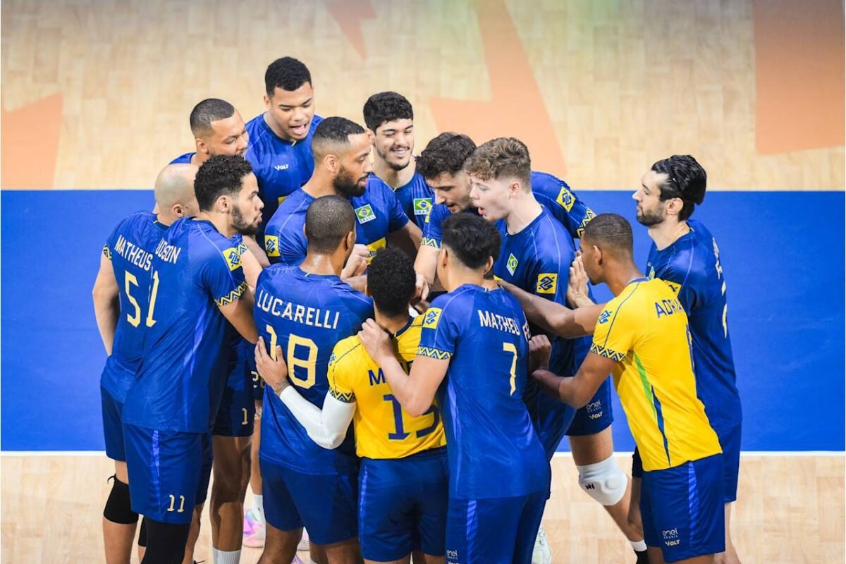 Seleção Masculina Brasileira de Vôlei reunida antes de jogo do Mundial (foto: Divulgação/FIVB)