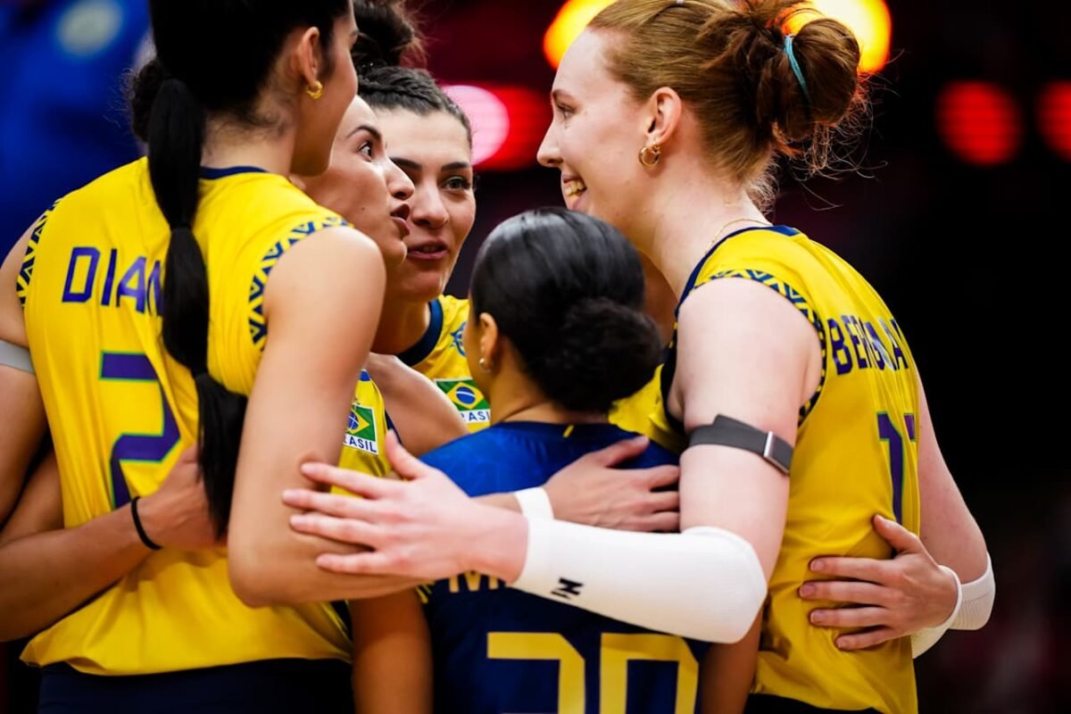 Brasil comemora ponto contra o Japão no Mundial Feminino de Vôlei (foto: Divulgação/FIVB)