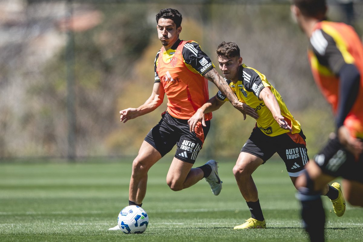 Cadu (à esquerda) briga por espaço com Natanael (à direita) durante treino do Atlético na Cidade do Galo (5/9) (foto: Pedro Souza/Atlético)