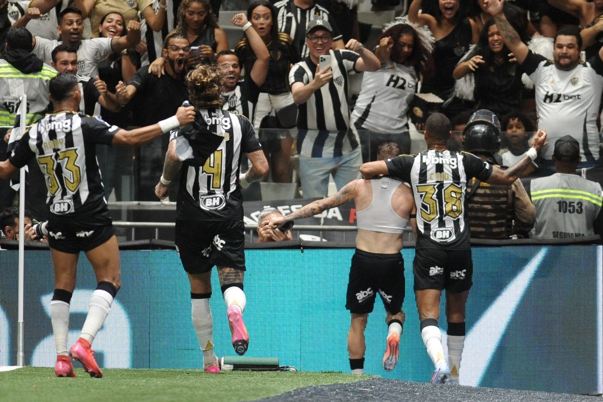 Jogadores do Atlético comemoram gol de Bernard sobre o Bolívar (foto: Alexandre Guzanshe/EM/DA.Press)