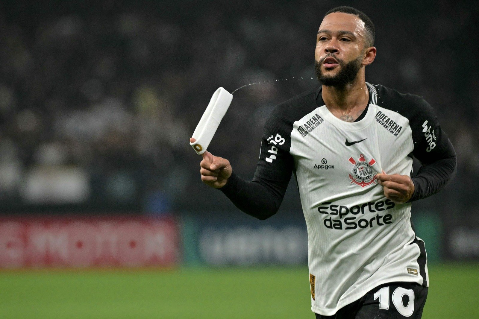 Jogador Memphis Depay comemora gol com a camisa do Corinthians (foto: Nelson Almeida/AFP)