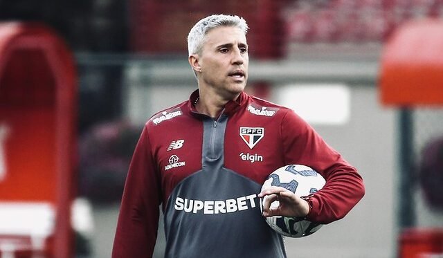 Hernán Crespo segura bola durante treino do São Paulo (foto: Erico Leonan/São Paulo)