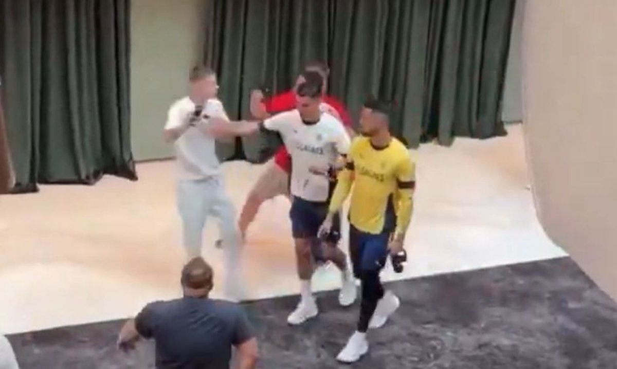 Cristiano Ronaldo empurrou o fã enquanto a delegação deixava a concentração em Yerevan, na Armênia 