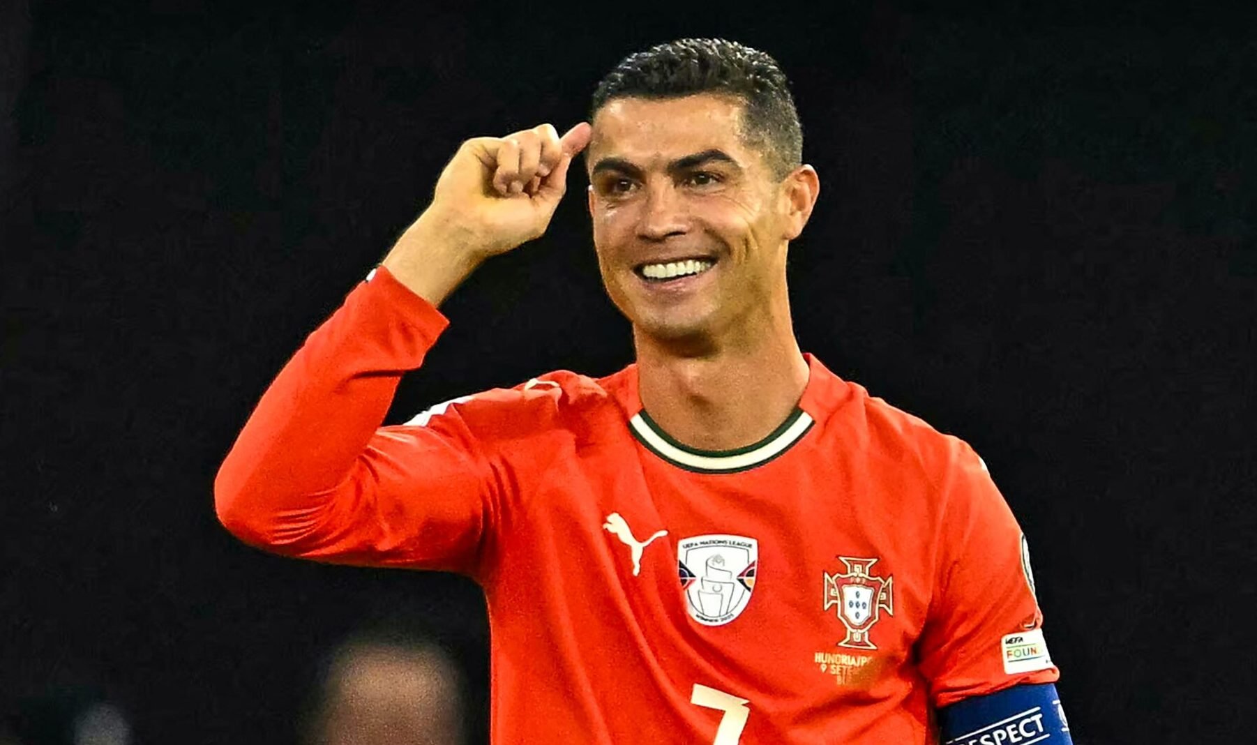 Cristiano Ronaldo comemora gol pela Seleção Portuguesa (foto: Attila Kisbenedek/AFP)