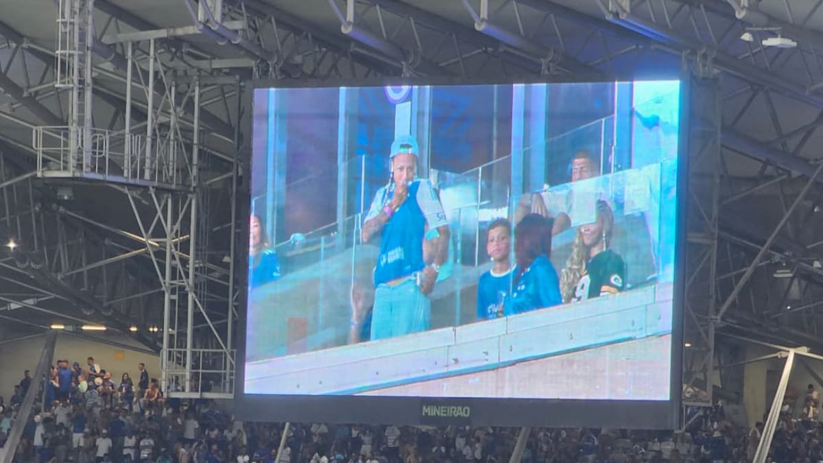Atacante Byanca Brasil beija escudo do Cruzeiro durante vitória sobre o Atlético, pela Copa do Brasil (foto: João Victor Pena/No Ataque)