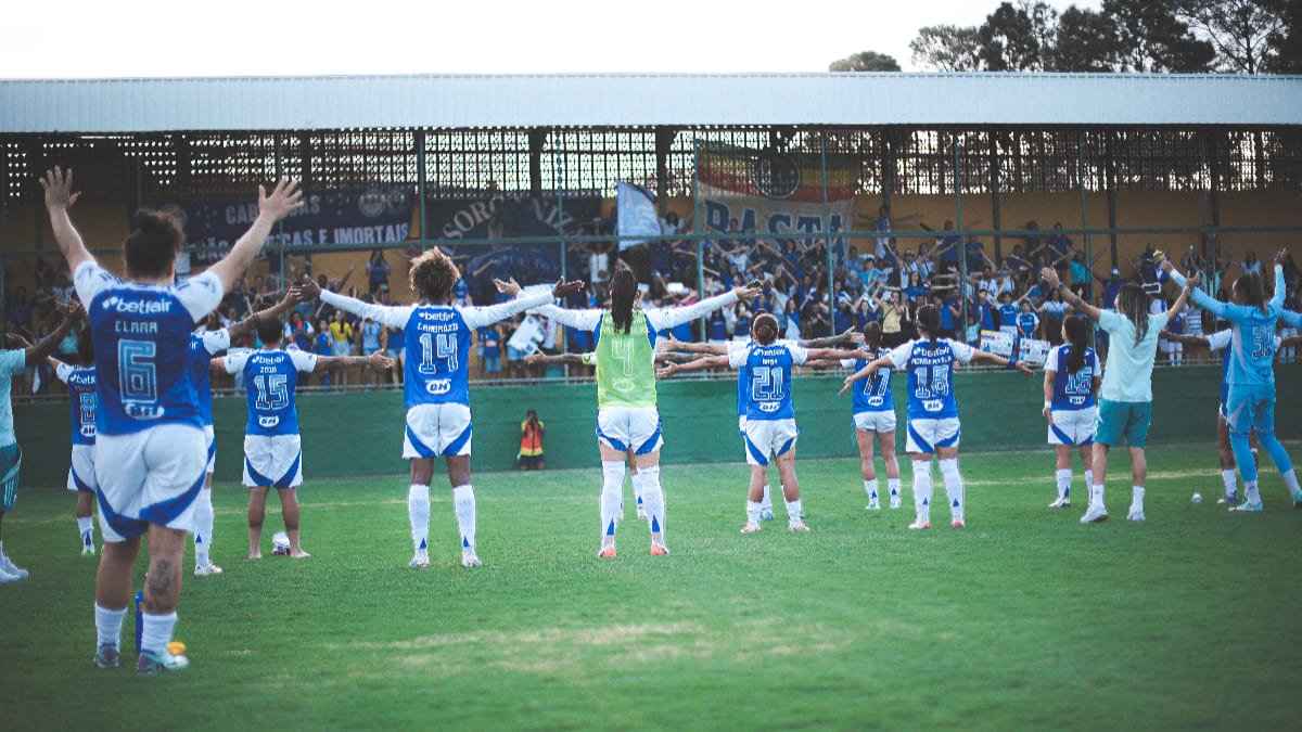 Jogadoras do Cruzeiro celebrando vitória no Mineiro Feminino diante da torcida no Gregorão, em Contagem (foto: Gustavo Martins/Cruzeiro)
