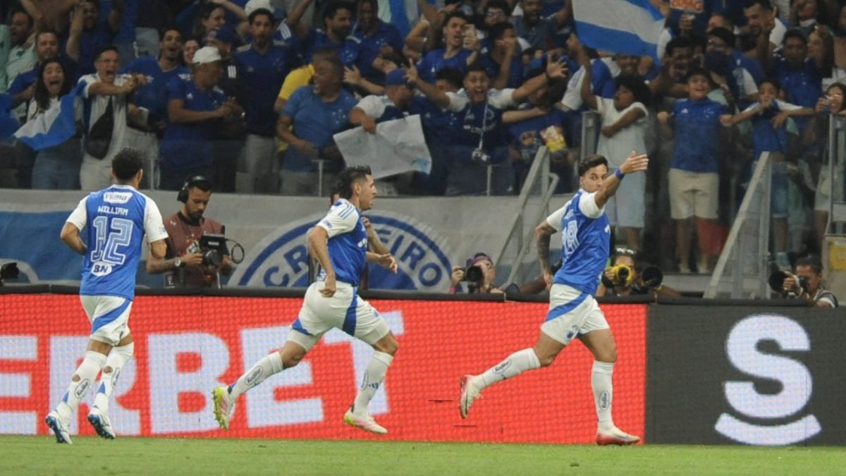 Jogadores do Cruzeiro celebram gol sobre o Atlético no Mineirão, pela Copa do Brasil - (foto: Alexandre Guzanshe/EM/D.A. Press)