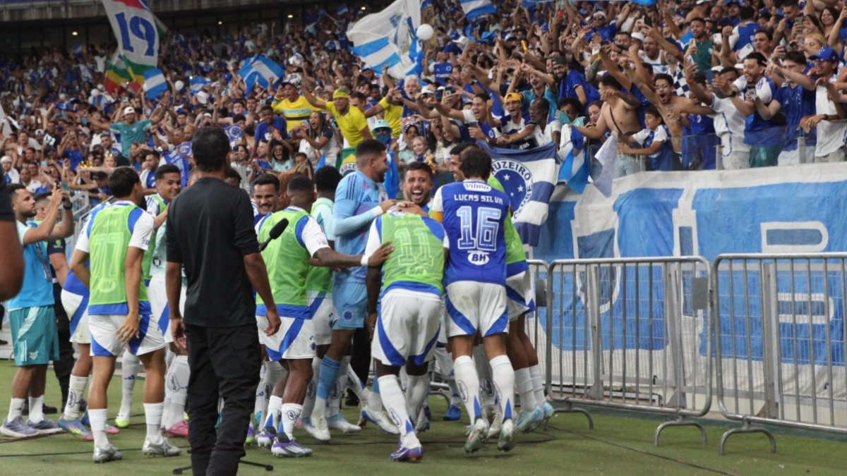 Jogadores do Cruzeiro celebram gol sobre o Atlético no Mineirão, pela Copa do Brasil (foto: Alexandre Guzanshe/EM/D.A. Press)