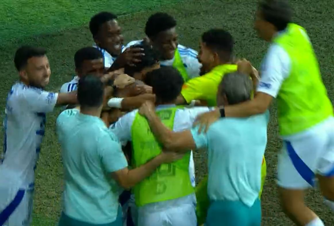 Gabigol foi festejado pelos companheiros após golaço no Bahia (foto: Reprodução/Sportv)