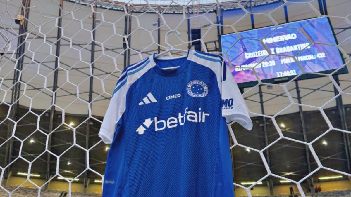 Camisa do Cruzeiro pendurada em uma das redes do Mineirão (foto: Reprodução/Cruzeiro)