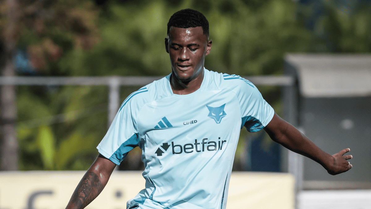 Bruno Alves, zagueiro da base do Cruzeiro, em treinamento na Toca da Raposa 2 (foto: Gustavo Aleixo/Cruzeiro)