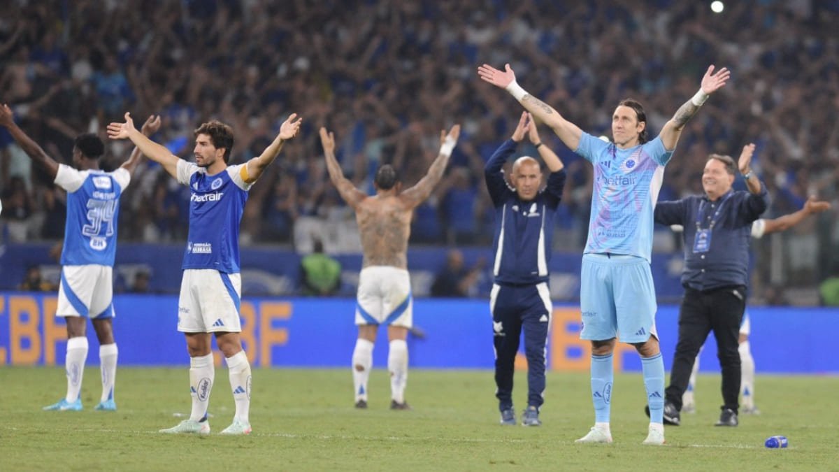 Jogadores do Cruzeiro celebram a classificação à semifinal da Copa do Brasil com a torcida no Mineirão - (foto: Alexandre Guzanshe/EM/D.A. Press)