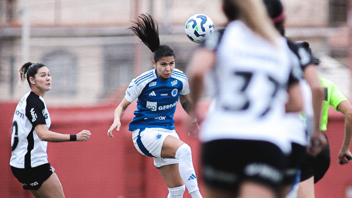Jogadoras de Cruzeiro e Corinthians no campo do Castor Cifuentes (foto: Gustavo Martins/No Ataque)