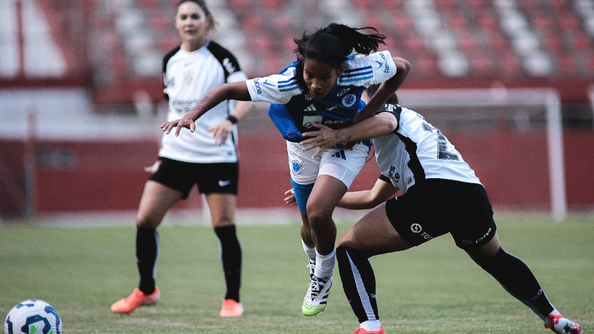 Jogadores de Cruzeiro e Corinthians em confronto pela Copa do Brasil Feminina (foto: Gustavo Martins/Cruzeiro)
