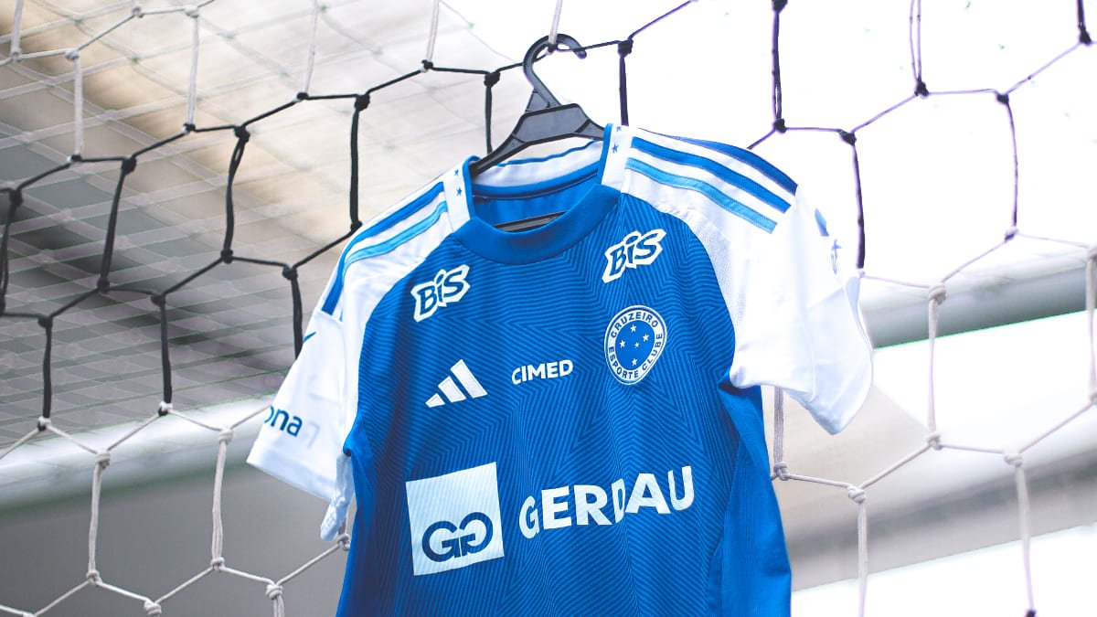 Camisa do Cruzeiro estendida em gol da Neo Química Arena (foto: Gustavo Martins/Cruzeiro)