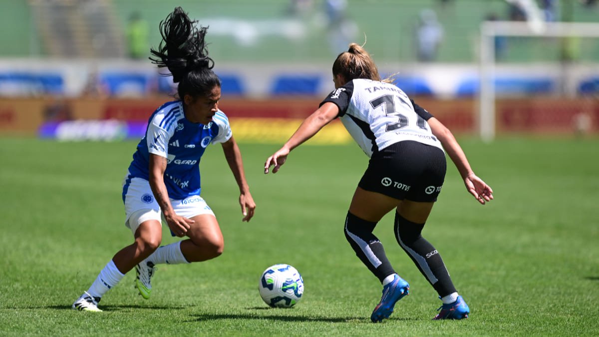 Marília, atacante do Cruzeiro, e Tamires, lateral-esquerda do Corinthians, em duelo pela final do Brasileiro Feminino (foto: Leandro Couri/EM/DA.Press)