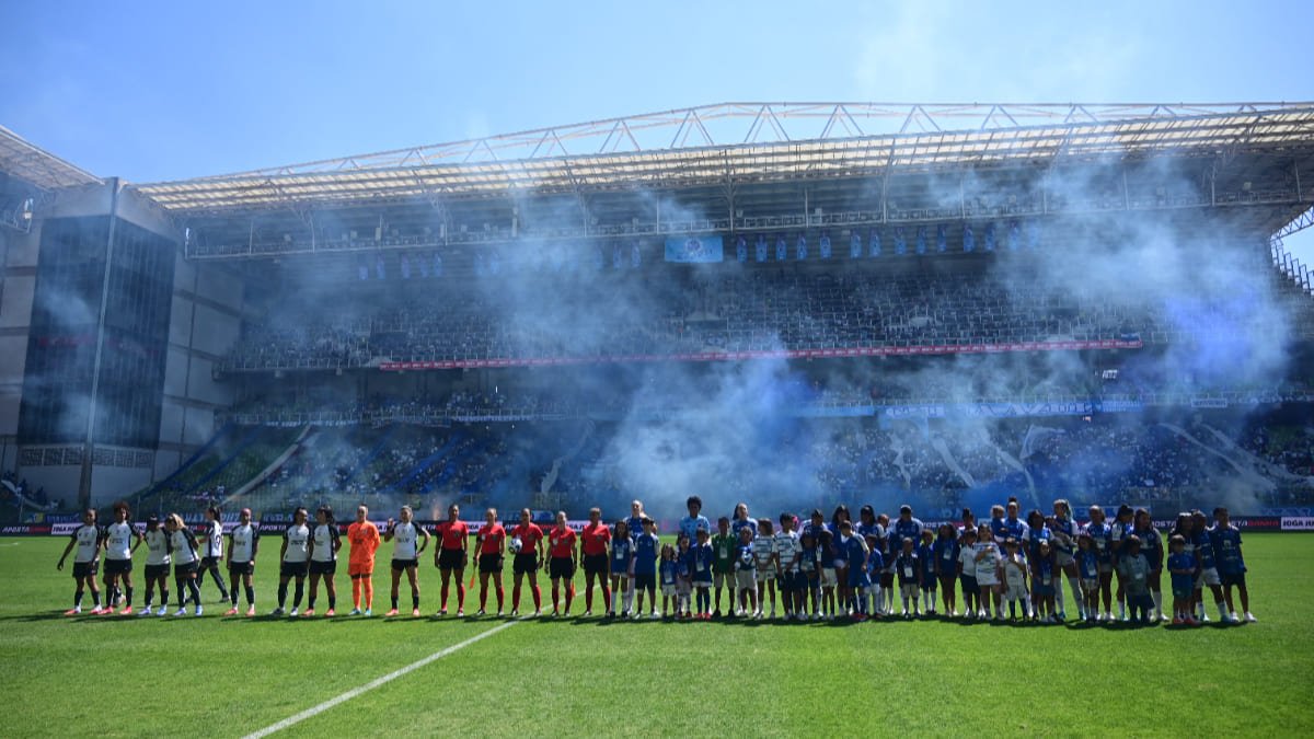 Times de Corinthians e Cruzeiro perfilados para a execução do hino nacional antes do primeiro jogo da final do Brasileiro Feminino (foto: Leandro Couri/EM/D.A Press)