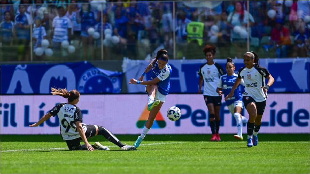 Disputa de bola entre Cruzeiro e Corinthians, no Independência, pela final do Brasileiro Feminino (foto: Leandro Couri/EM/D.A Press)