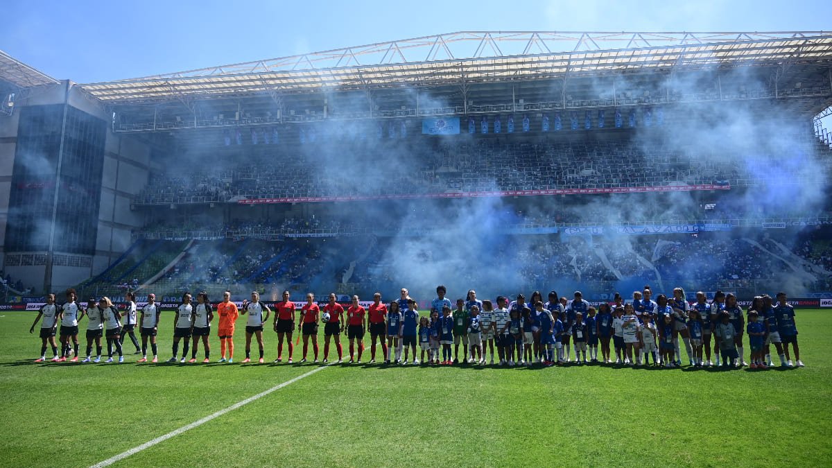 Jogadoras de Corinthians e Cruzeiro na final do Brasileiro Feminino (foto: Leandro Couri/EM/DA.Press)